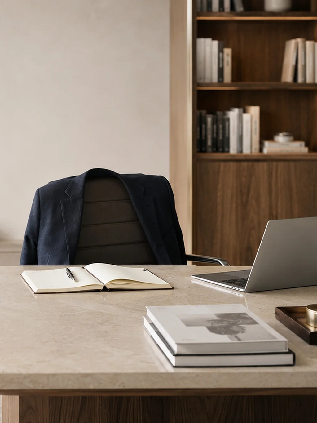 Arbeitsplatz eines Transformationsmanagers mit Notizbuch, Unterlagen und Laptop